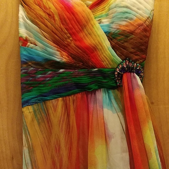 This vibrant dress is looking for it's Princess - Picture 5 of 10